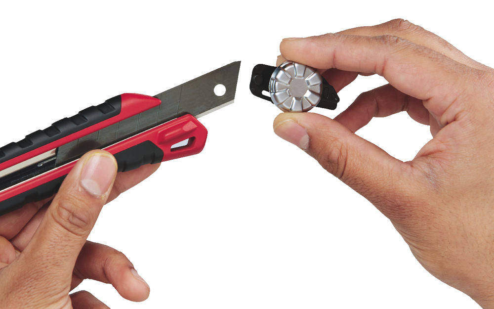 Milwaukee 48221961 - Taglierino cutter con lama a settori 18 mm
