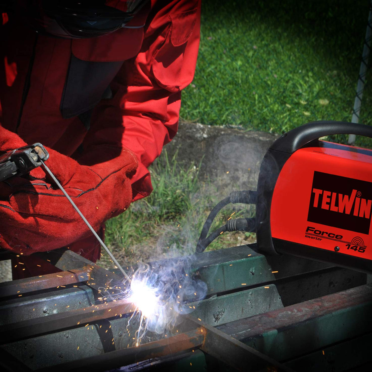 Saldatrice inverter Telwin Force 145 - Valigetta e accessori con OMAGGIO
