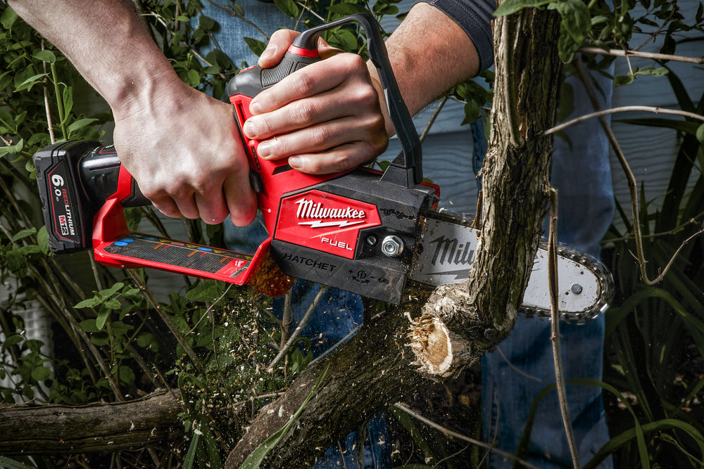 Milwaukee M12 FHS-251 - Elettrosega da potatura a batteria 12V FUEL - 1 x 2,5Ah + 1 x 5Ah alta potenza