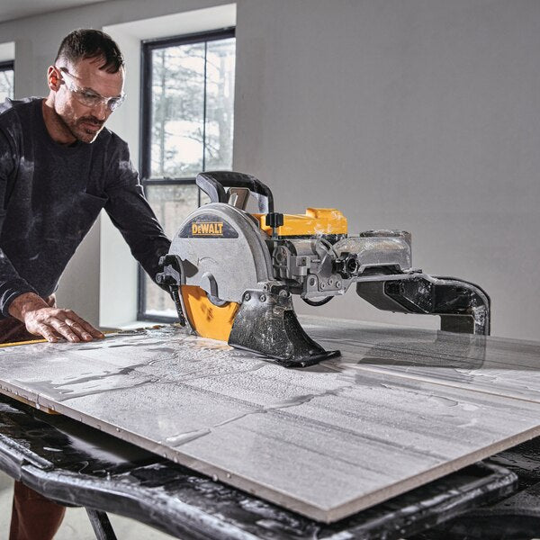 Dewalt D36000-QS - Tagliapiastrelle elettrico ad acqua con tavolo di grande capacità