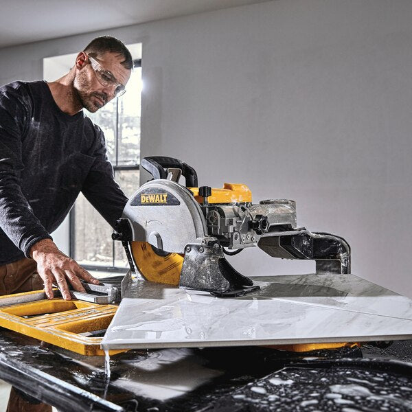 Dewalt D36000-QS - Tagliapiastrelle elettrico ad acqua con tavolo di grande capacità