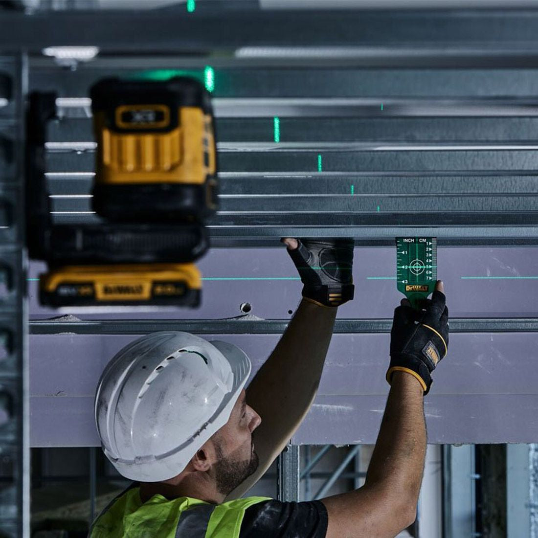 Dewalt DCLE34021N-XJ  - Livella laser multilinea con raggio verde, 2 linee verticali a squadro 90°