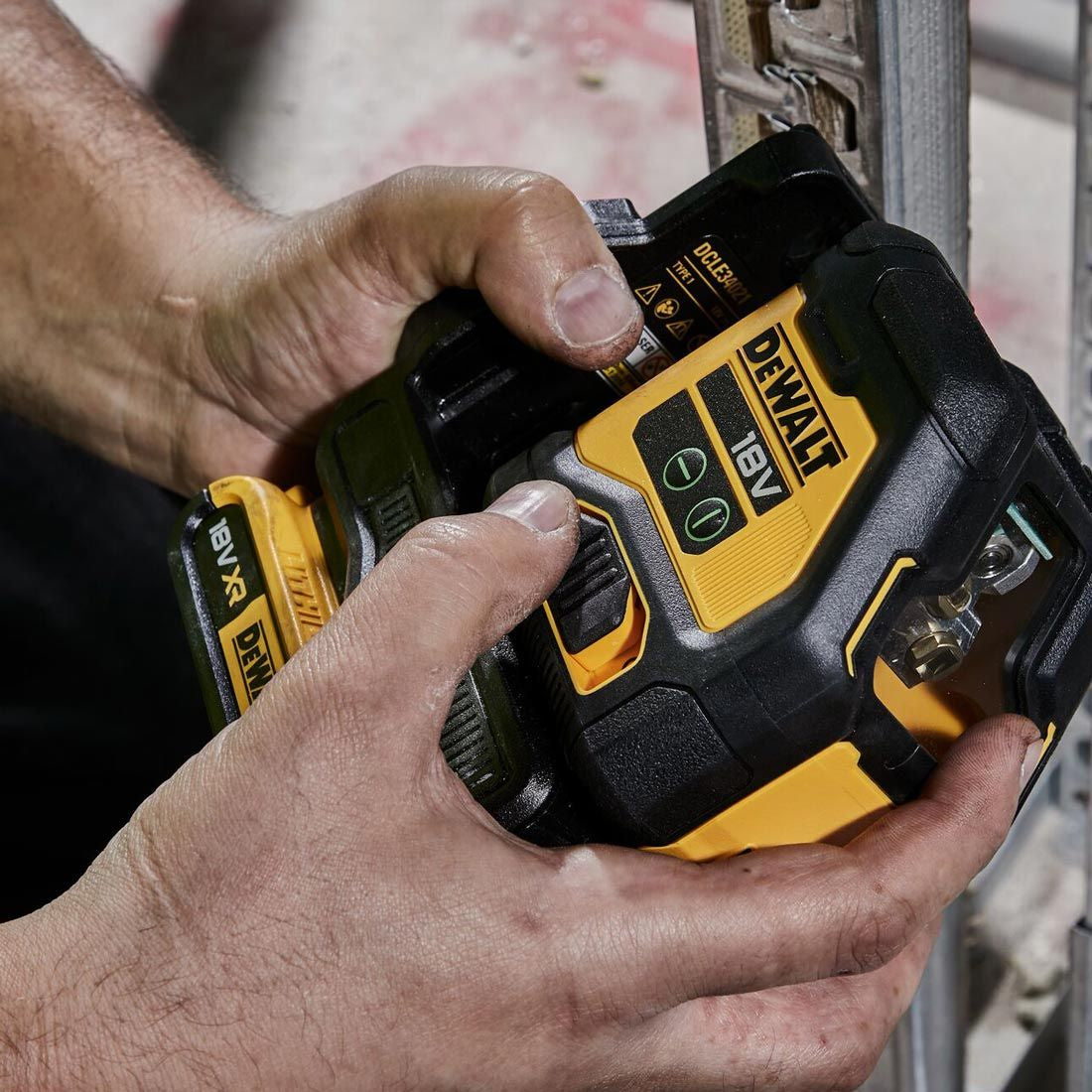 Dewalt DCLE34021N-XJ  - Livella laser multilinea con raggio verde, 2 linee verticali a squadro 90°