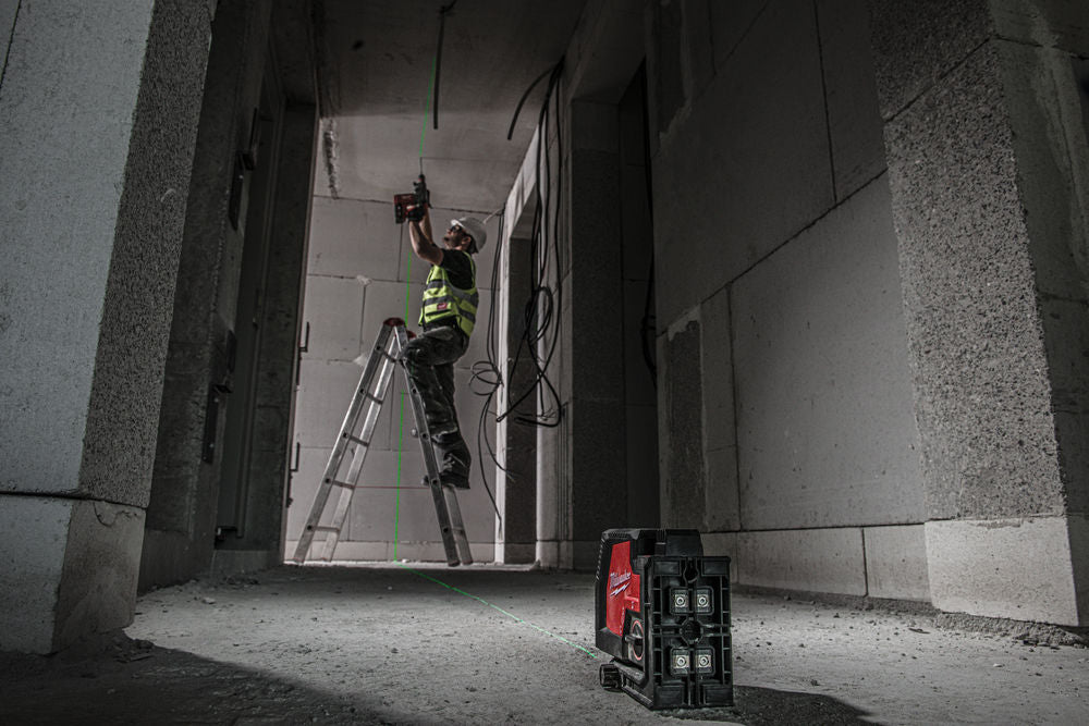 Milwaukee CLL-C - Livella laser a due linee con raggio verde a batterie alcaline