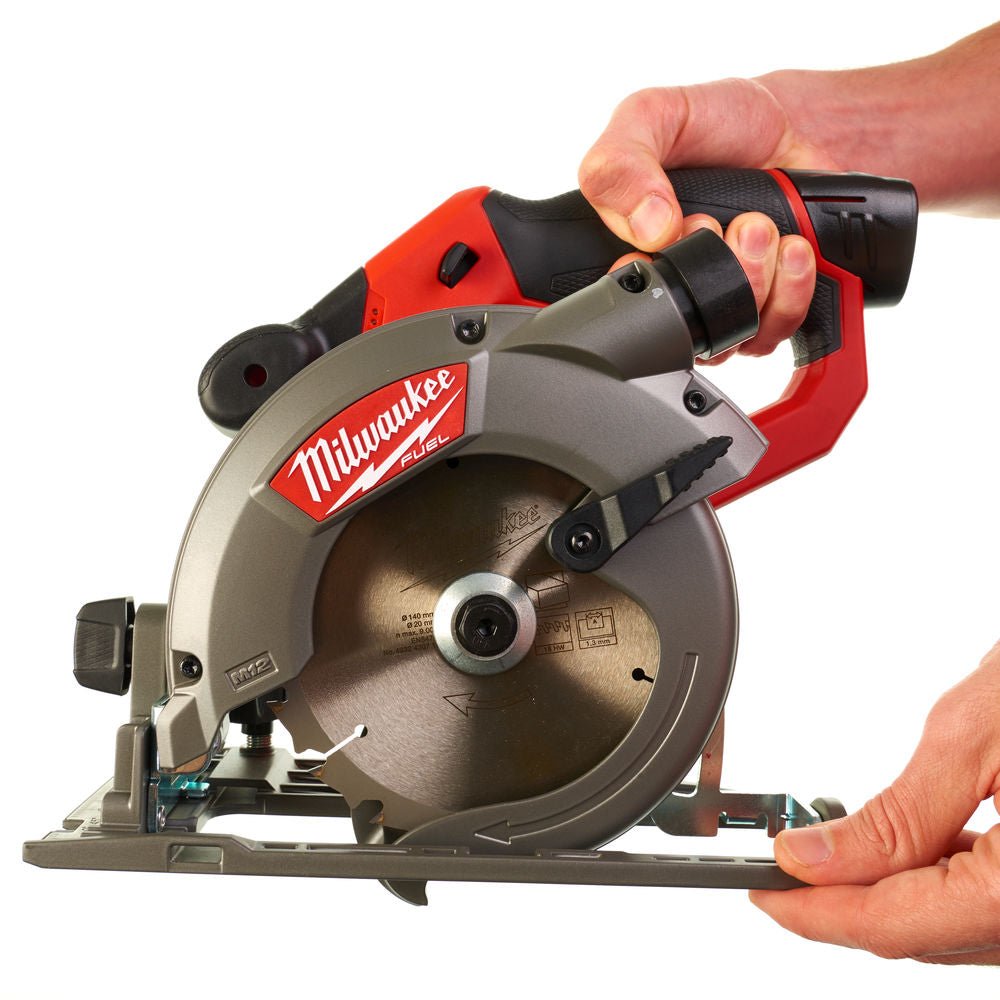 Milwaukee M12 Fuel CCS44-402C - Sega circolare compatta a batteria
