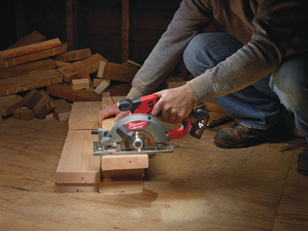 Milwaukee M12 Fuel CCS44-402C - Sega circolare compatta a batteria