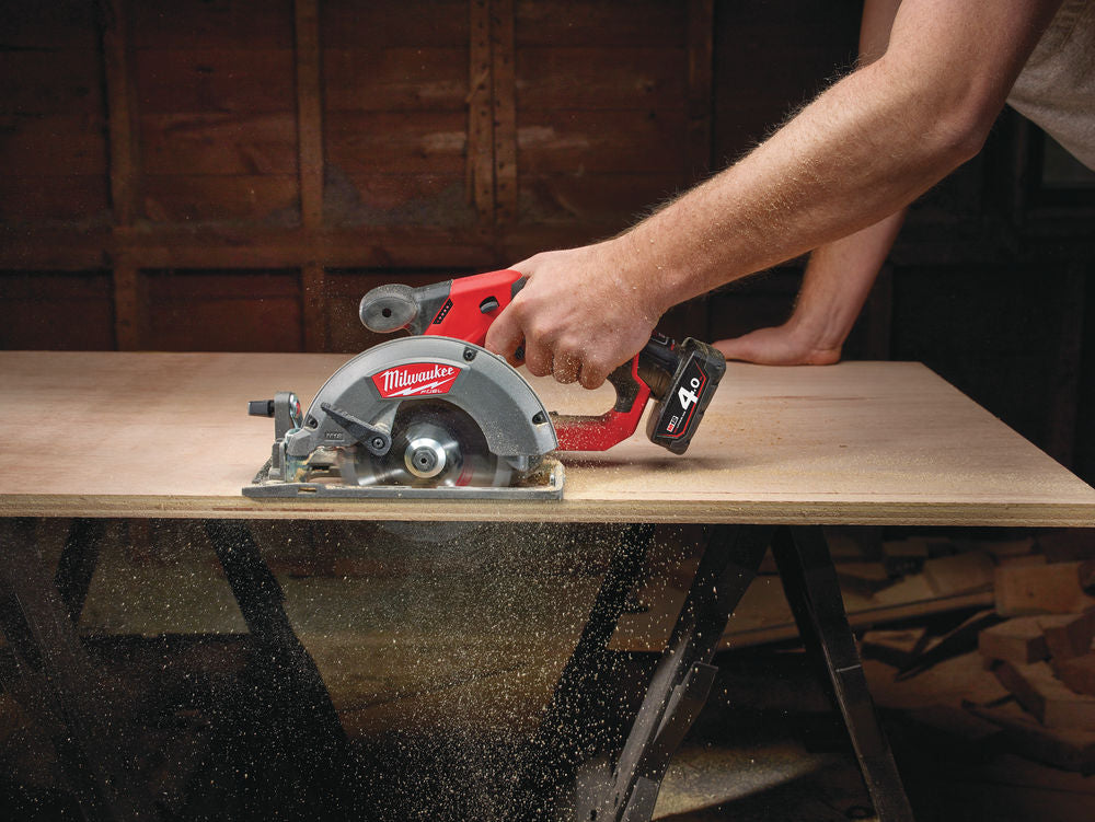Milwaukee M12 Fuel CCS44-402C - Sega circolare compatta a batteria