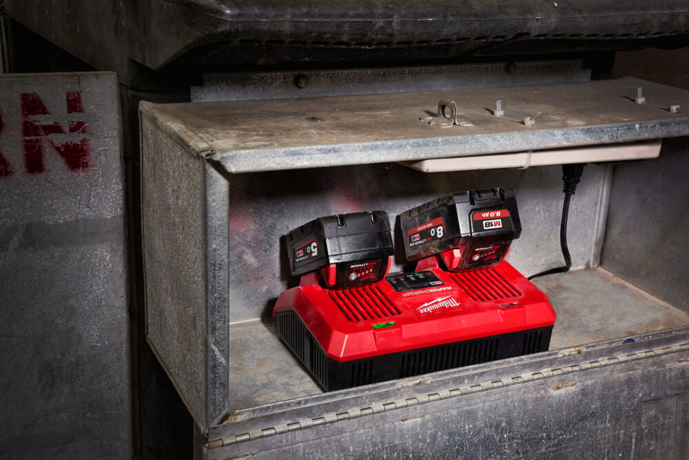 Milwaukee M18 DFC - Caricabatterie simultaneo per batterie M18 