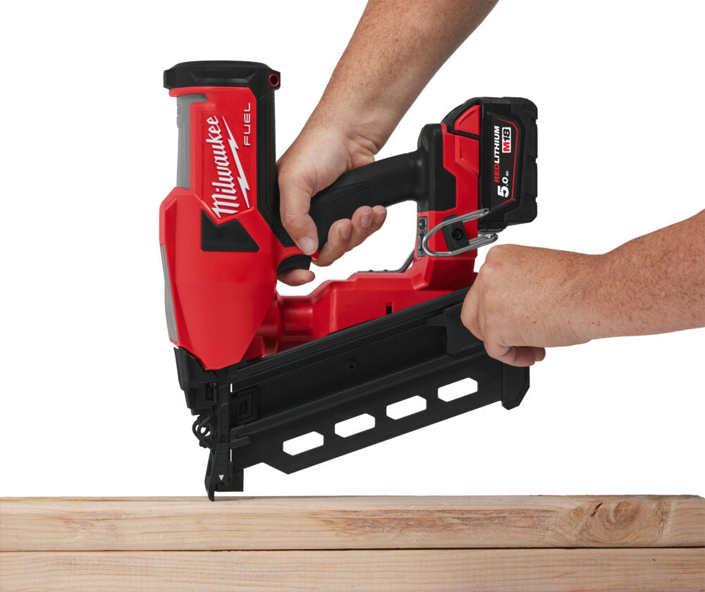 Milwaukee M18 FDN-0C - Chiodatrice duplex a batteria 18V - solo corpo in valigetta 