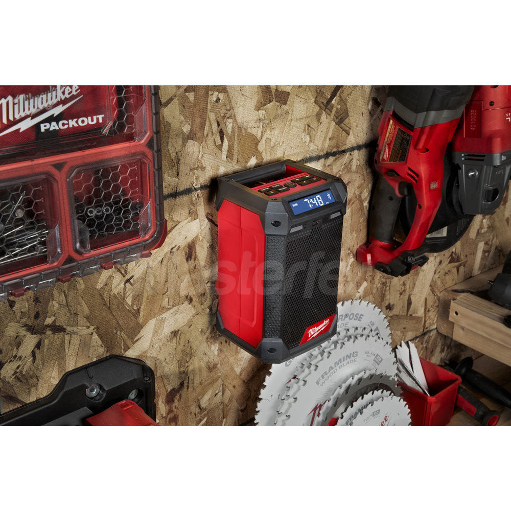 Milwaukee M12 RCDAB+-0 - Radio DAB+ da cantiere a batterie APPESA