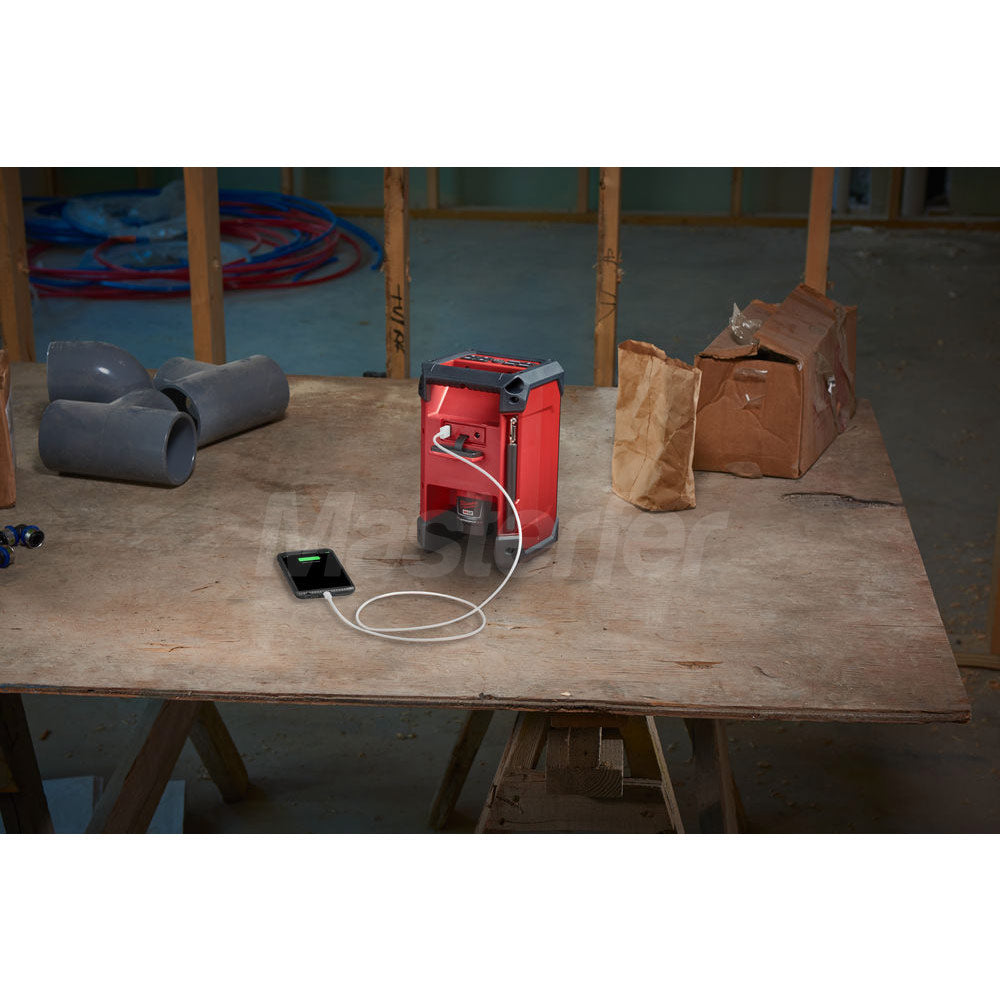 Milwaukee M12 RCDAB+-0 - Radio DAB+ da cantiere a batterie SU TAVOLO CON CABO USB