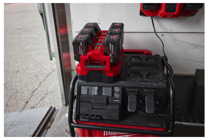 Milwaukee M18 MPC6 - Caricabatterie Packout con 6 postazioni M18 per veicoli 